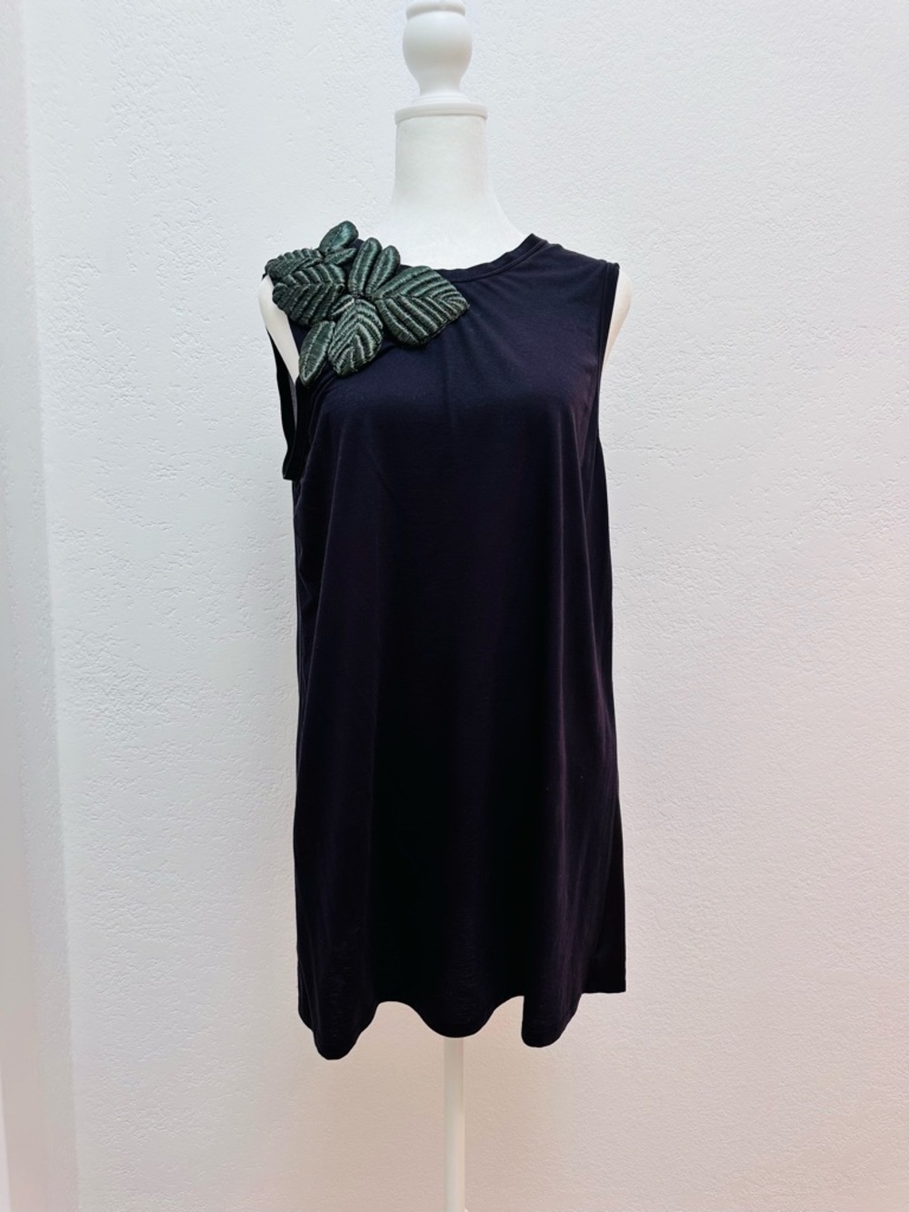 Vera Wang Purple Sleeveless Top with Green Leaf Applique